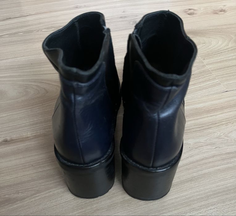 Czarne skórzane botki na słupku