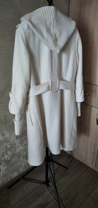 Одяг верхній. Пальто. Осінь-весна. Розмір на фото. Колір білий.