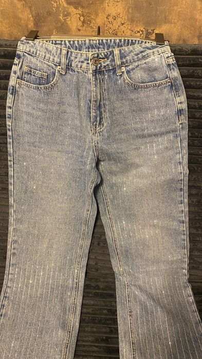 Jeansy damskie z mieniącymi kamieniami