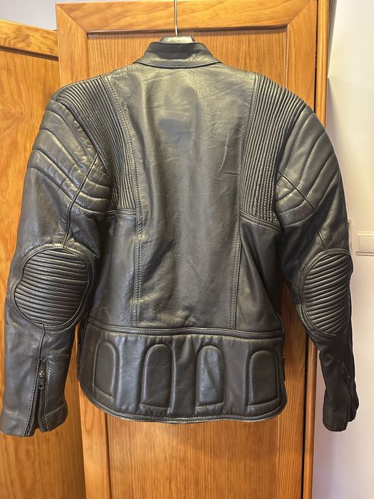 Vendo blusão em pele verdadeira em preto com logo  harley davidson n” 52 em estado irrepreensivel sem nadsa apontar vendo por ter vendido moto
