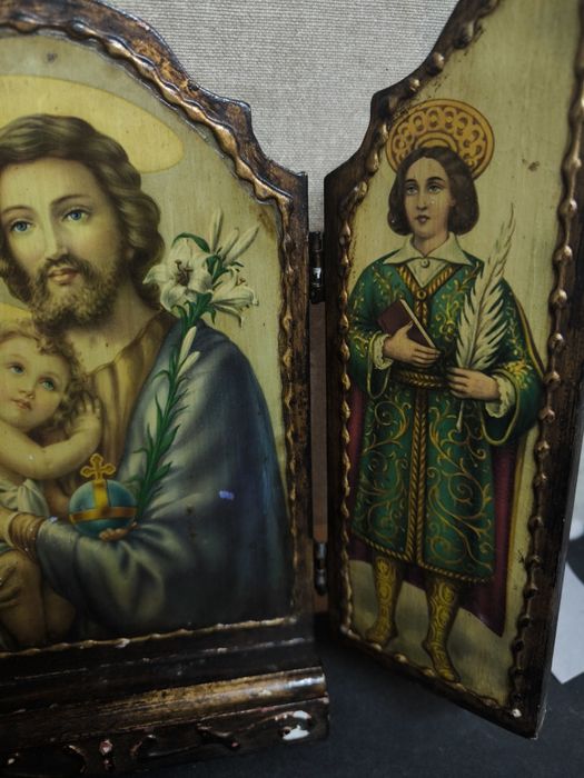 Oratório Portátil em Madeira com Imagen
Vende-se um belo Oratório Tríp