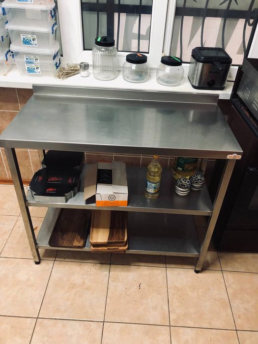 Стіл з нержавіючої сталі