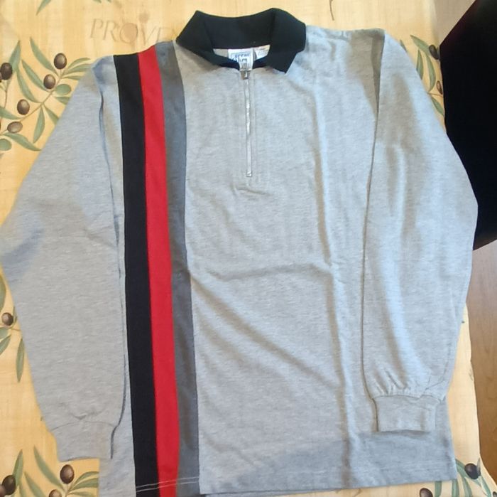 Polo de manga comprida e fecho