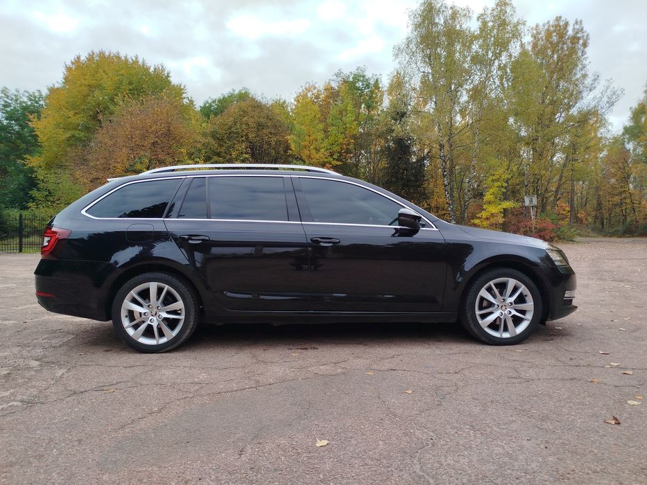 Продам авто Skoda Octavia A7 рестайлова двохлітрова на автоматі