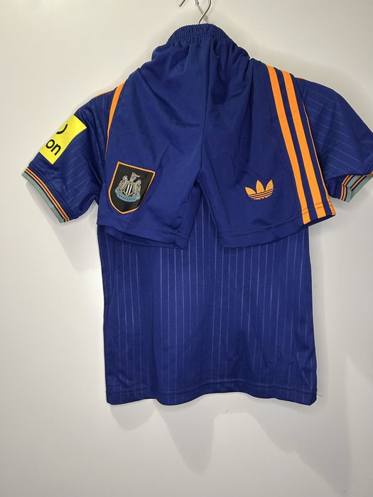 Komplet Piłkarski Newcastle United – Koszulka + Spodenki (Nowy)