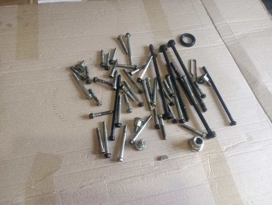 Śruby śrubki szpilki nakrętki silnika klin Aprilia SX 125 RX xtm A4