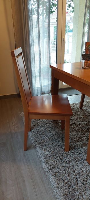 Mesa de sala com 4 cadeiras. Madeira. Muito Bom.