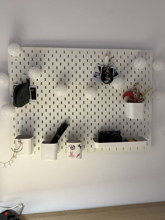 Biurko, imitacja dębu bejcowanego na biało/białe + komoda IKEA