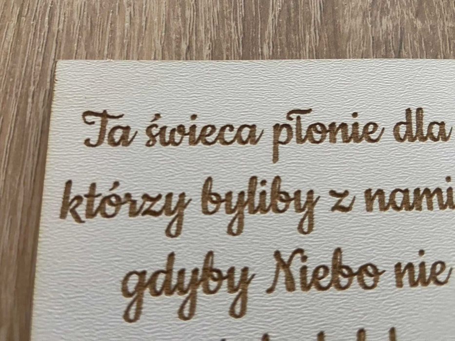 Tabliczka Ta świeca płonie dla tych pozioma biała 30x40 ślub wesele