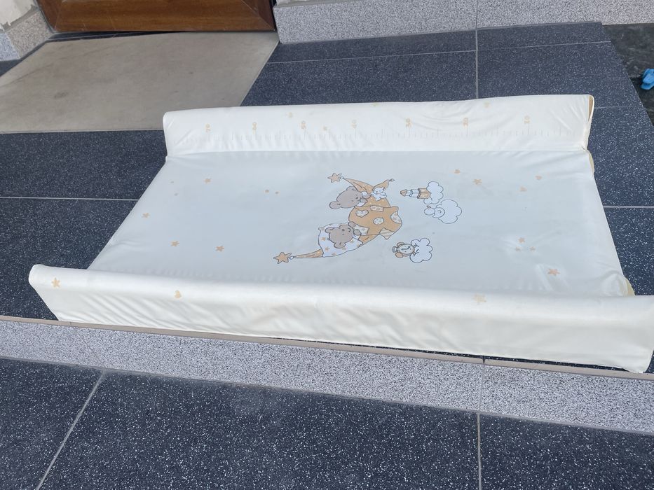 Пеленальний столик