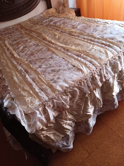 Colcha de casal,cor salmão  em cetim com folhos, 4 almofadas.