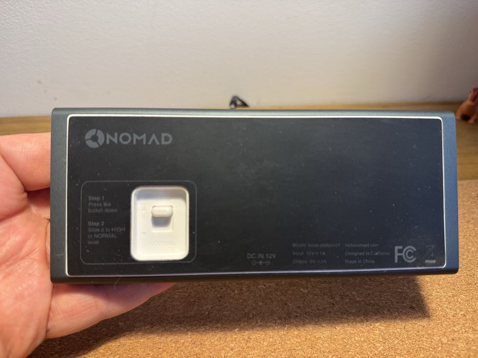 Stacja ładująca Nomad Base Station do iPhone'a i Apple Watch