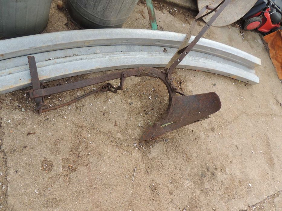 Pług konny jednoskibowy. Ozdoba do ogrodu