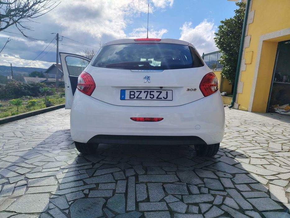 Peugeot 208 1.4 HDi com Carplay android auto e Câmara Traseira