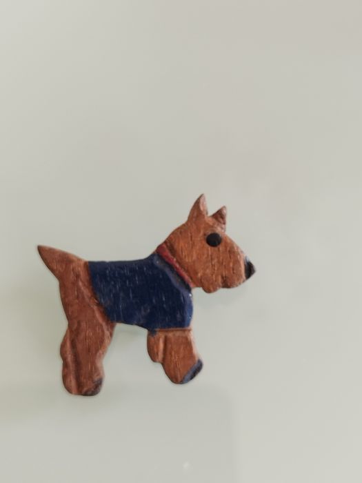 Lindo broche de madeira antigo. Cao . Estado muito bom.made in France