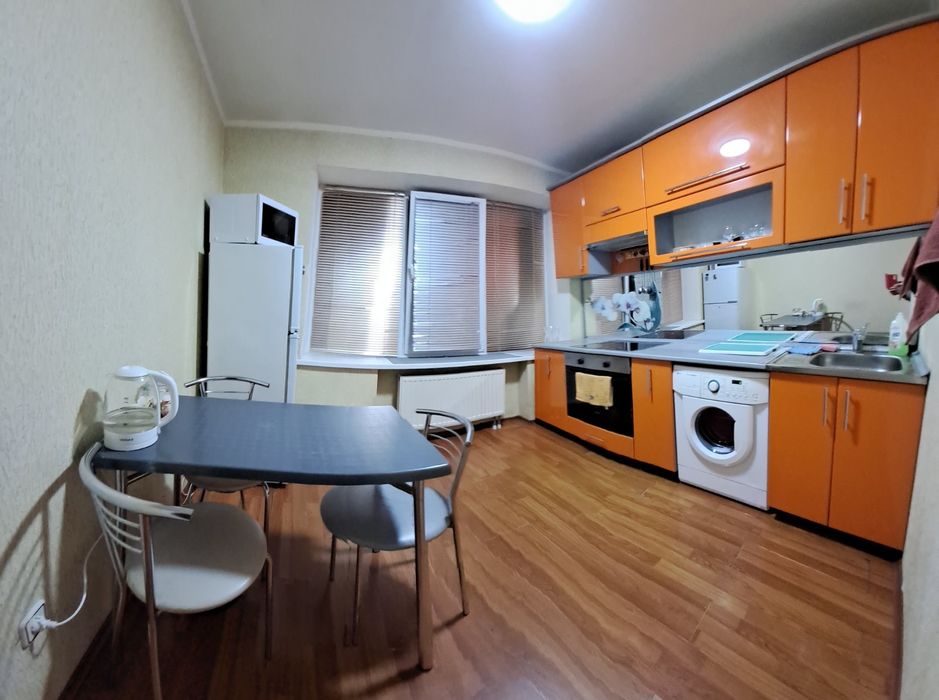 Сдам посуточно  2ух.ком. кв-ру р-он Варуса 800гр.  Космос