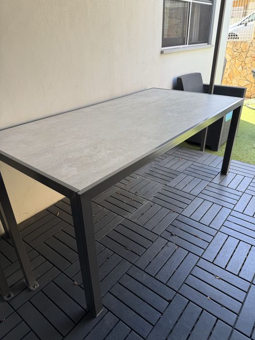 Mesa de exterior em aço e ceramica