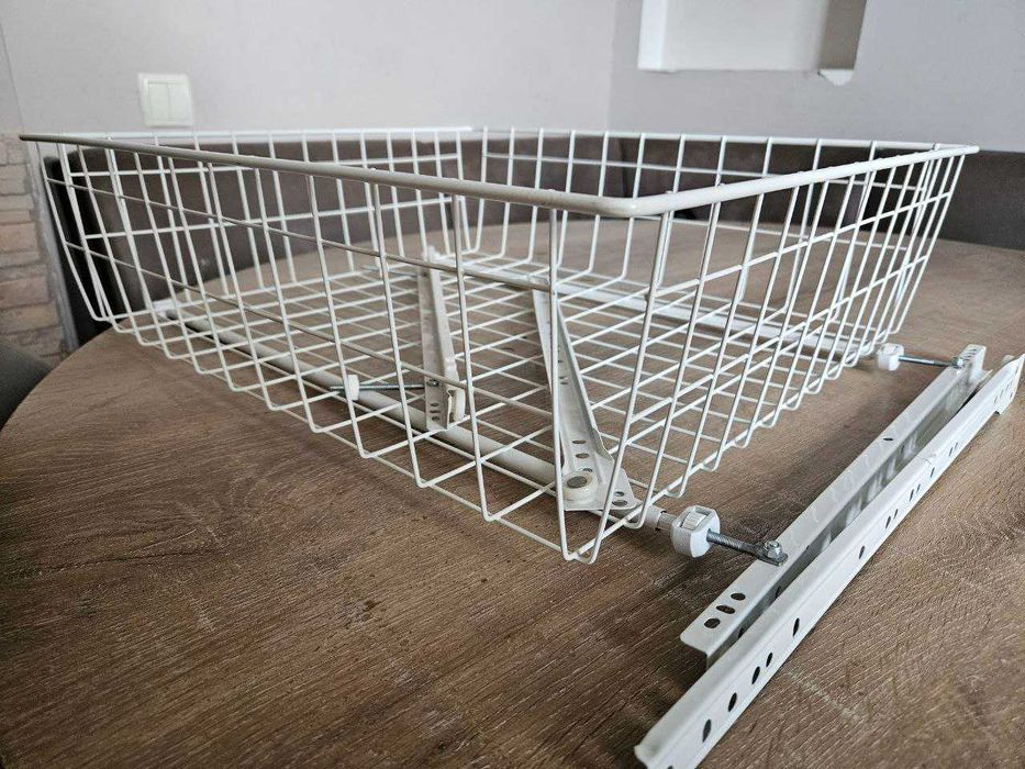 Висувний ящик (кошик-сітка) для гардеробної є 8 штук