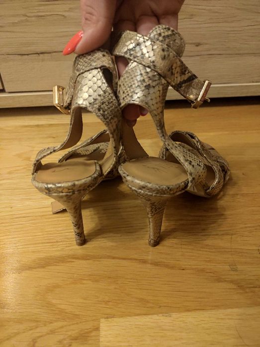 Złote sandały skóra