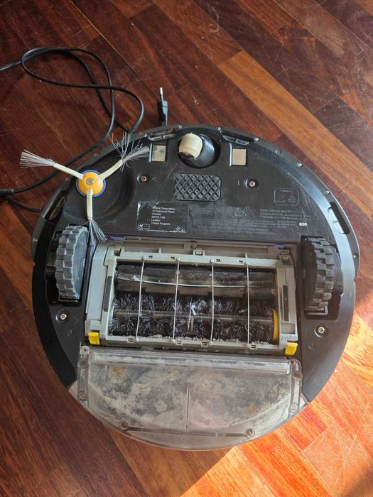 Aspirador Irobot Roomba 650, para peças ou reparação.