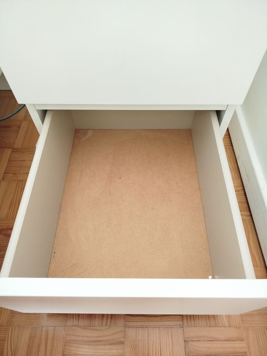 Mesa de cabeceira IKEA branca