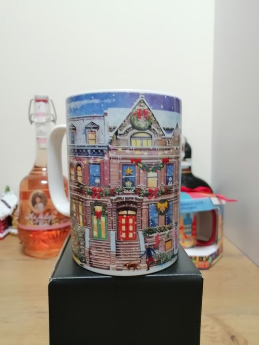 Kubek nowy z motywem świątecznym