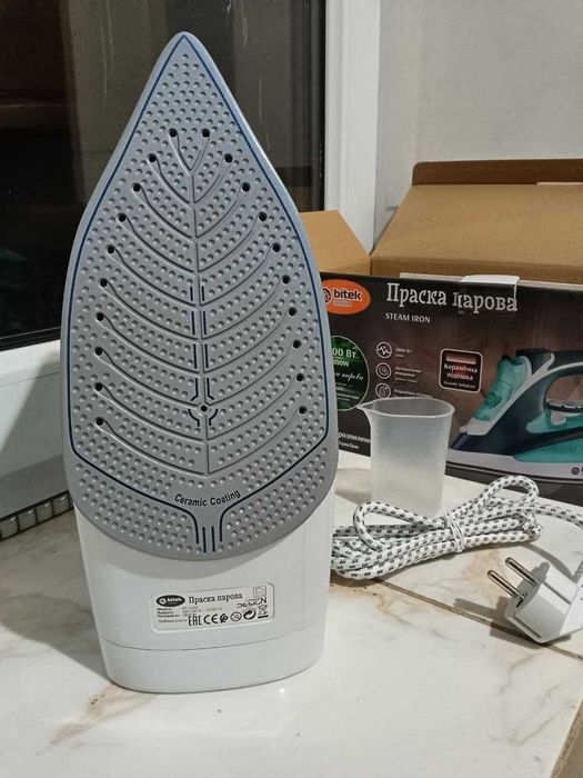 Утюг паровой с керамической подошвой 2800Вт BITEK-1256G новый