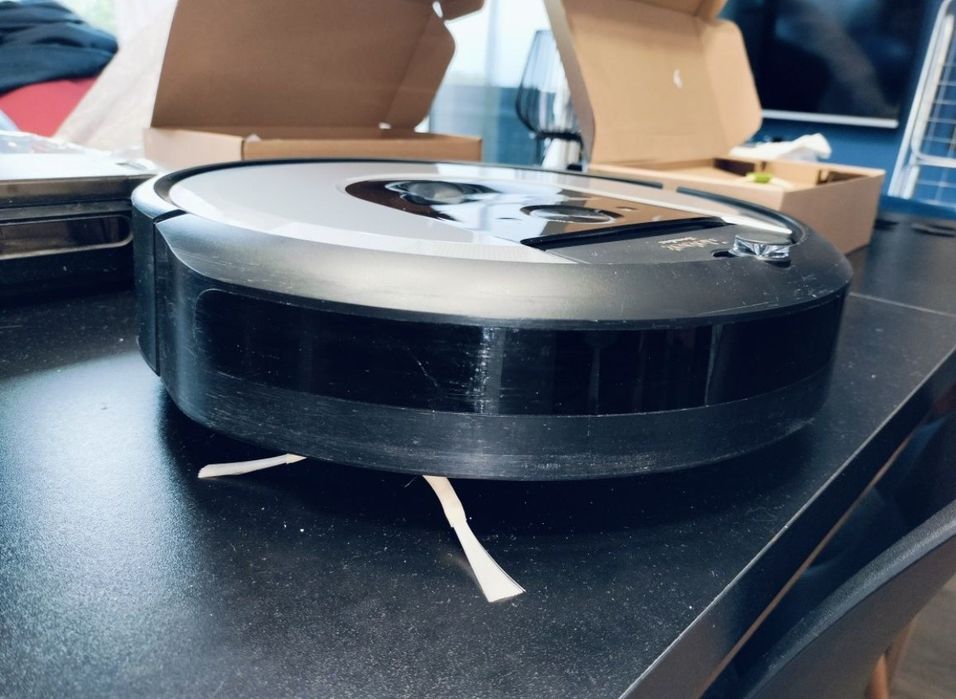 IRobot i8+ z bazą