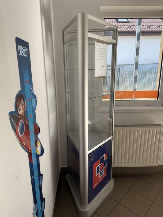 Szklana witryna zamykana