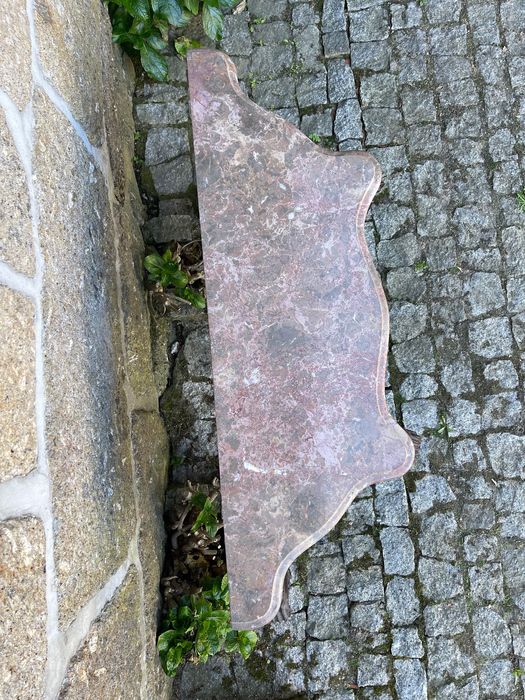 Credência antiga com tampo mármore rosa