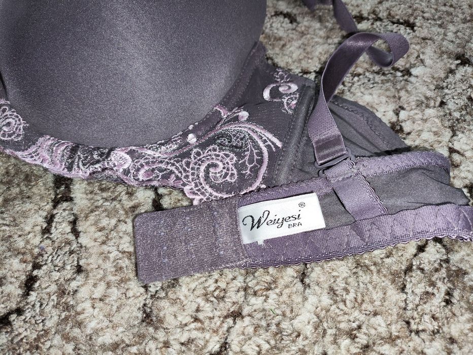 Biustonosz sztywny fioletowy r. 95 D