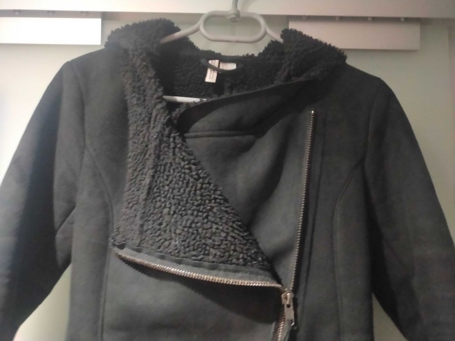 H&M Divided Kożuszek damski czarny zapięcie na bok