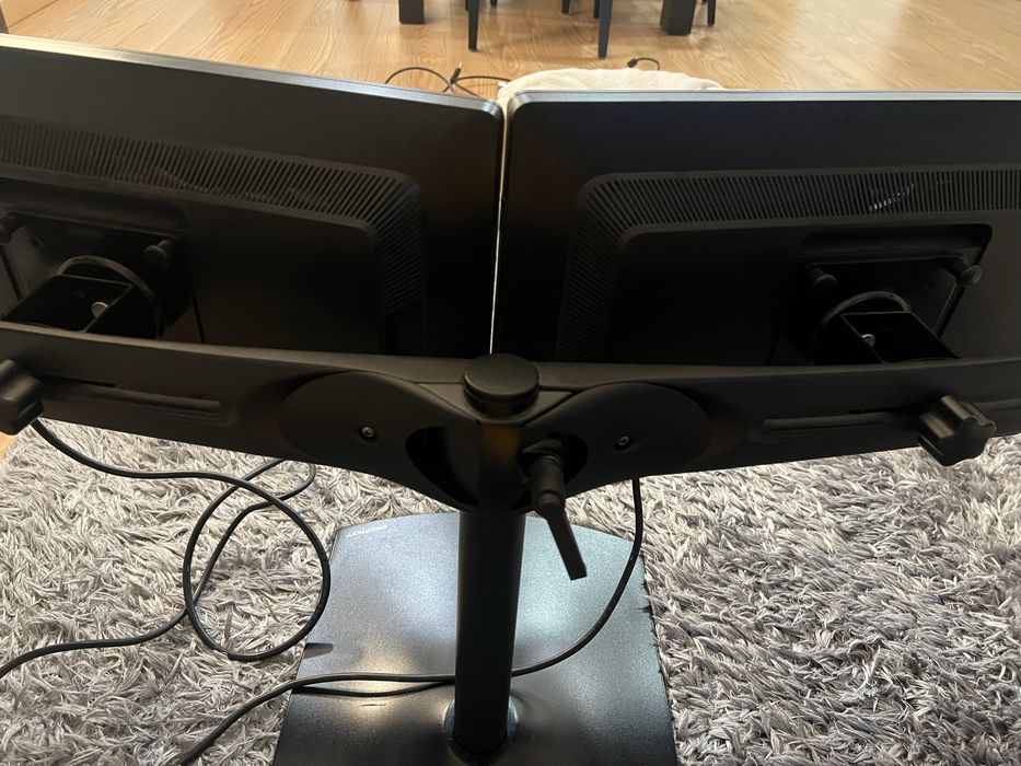 Suporte com dois monitores incluidos