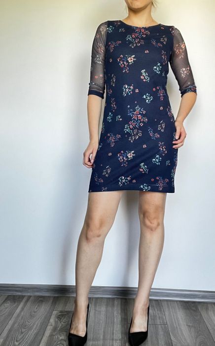 Sukienka w kwiaty z siateczką Reserved