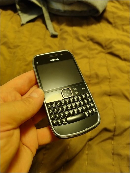 Telefon Nokia E6