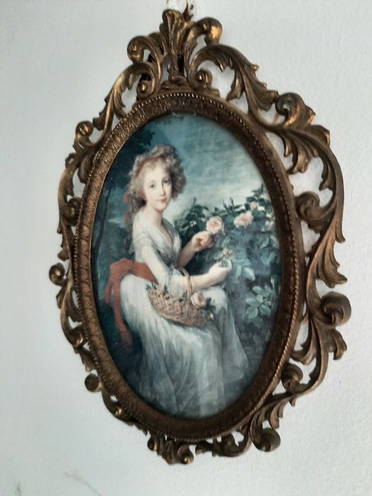 Obrazek owalny w mosiężnej ramie kobieta z koszem na kwiaty