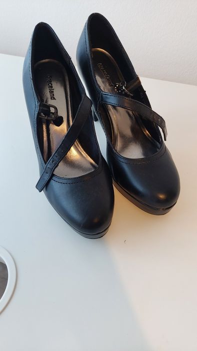 Sapato preto com fivela