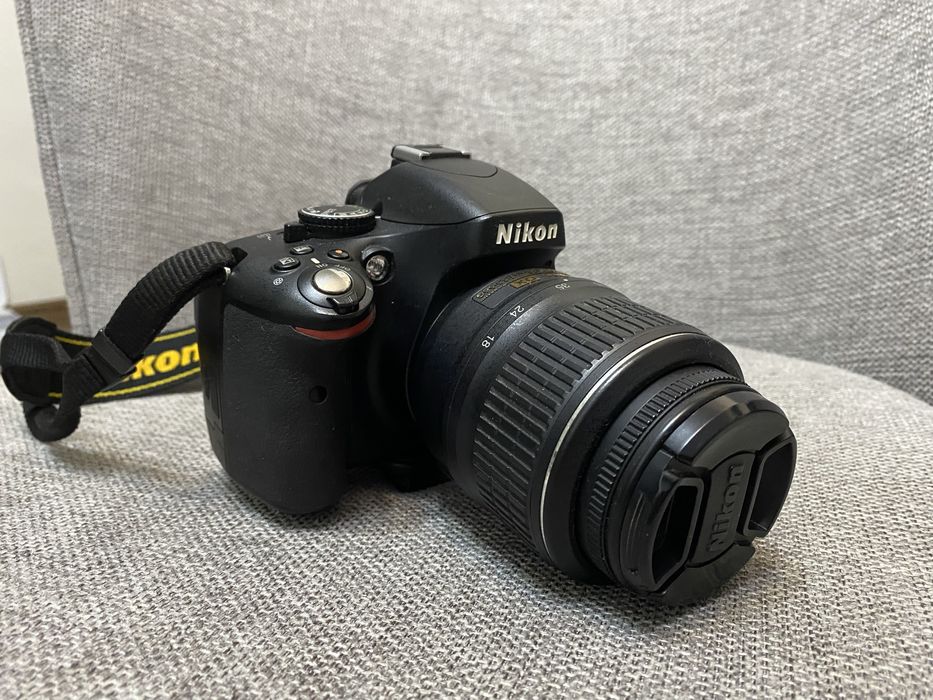 Камера Nikon D5100 зі штативом