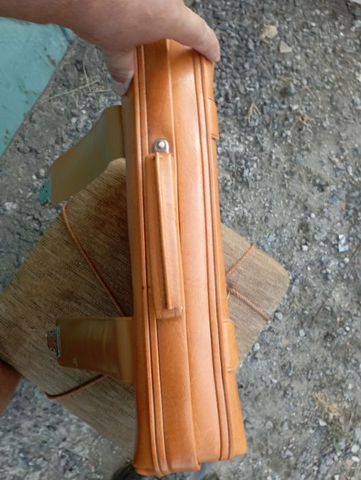 Продаю кожаний портфель для бизнеса документів в хорошем состояние.