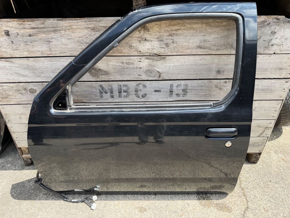 Porta da frente esquerda Nissan Navara D22