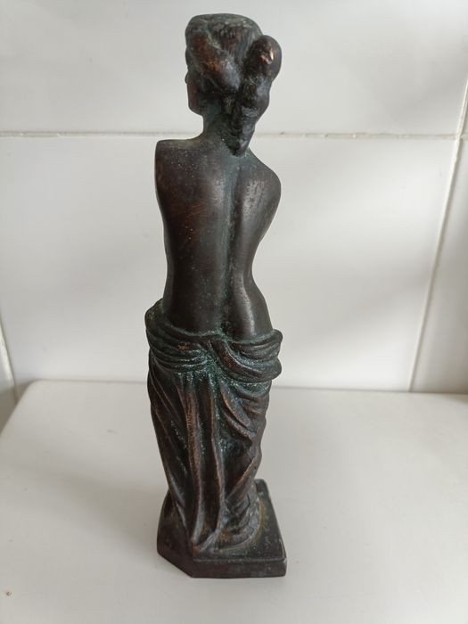 Estatueta em bronze426579546321735683