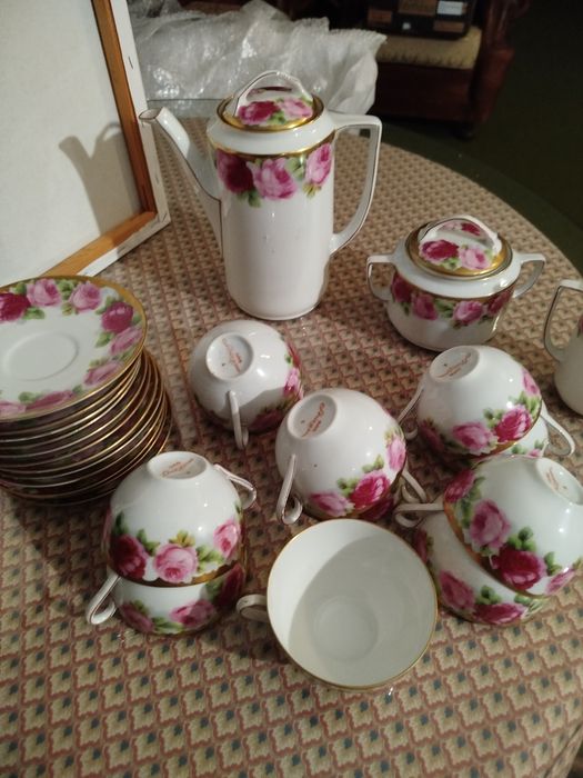 Serviço de chá em porcelana, decoração policromada com flores.