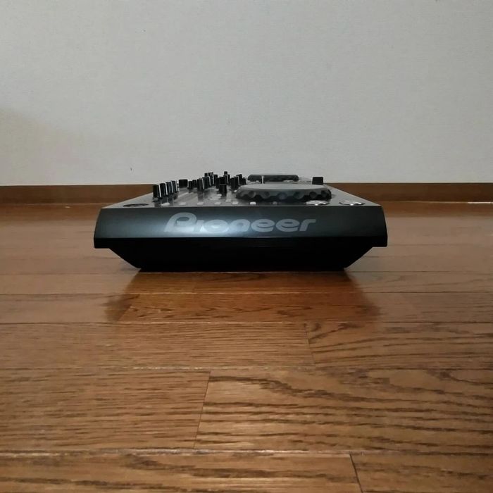 Pioneer DDJ S1 DJ-контроллер,практично новий, весь комплект
