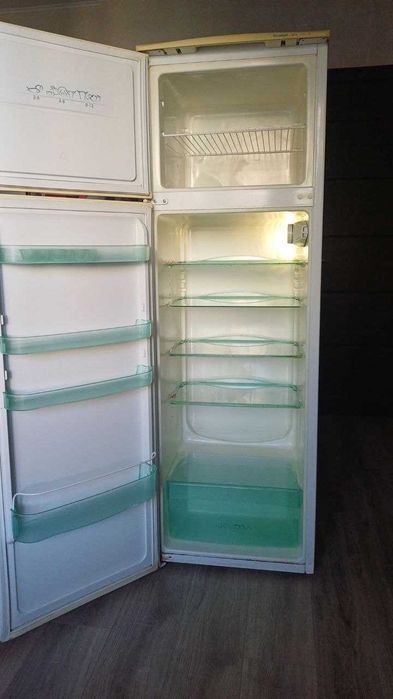 продам 2х камерний холодильник Snaige