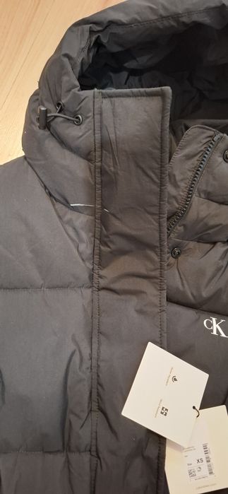 Sprzedam piękna zimowa Nowa kurtke Calvin Klein z mini wada