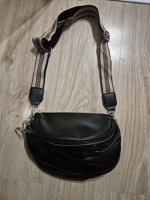 Czarna torebka nerka / saszetka crossbody z szerokim paskiem
