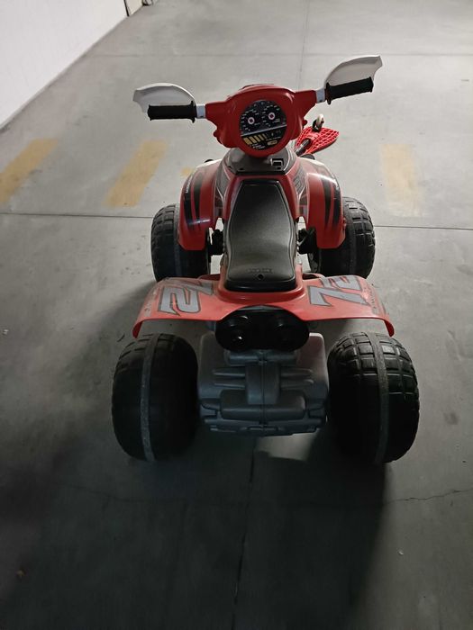 Mota 4 elétrica criança + vespa elétrica de criança. Os 2 com bateria e carregador