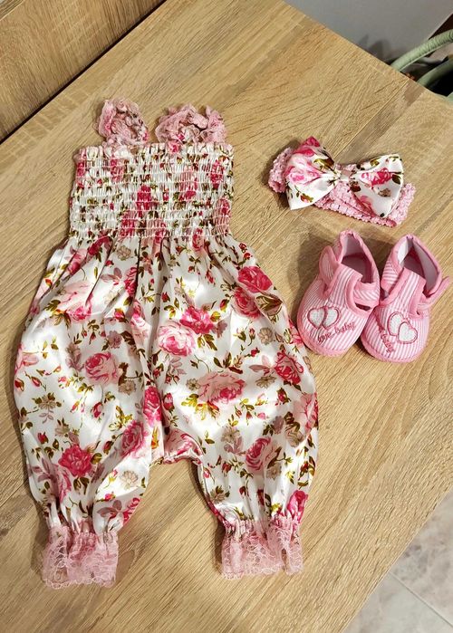 Macacão floral novo de 6/9 meses + sapatilhas