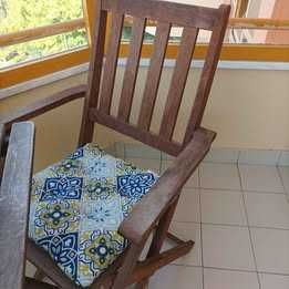 Mesa madeira e 2 cadeiras - precisa levar verniz - tudo 30€