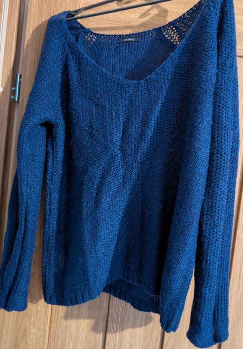 Sweterek z dekoltem
